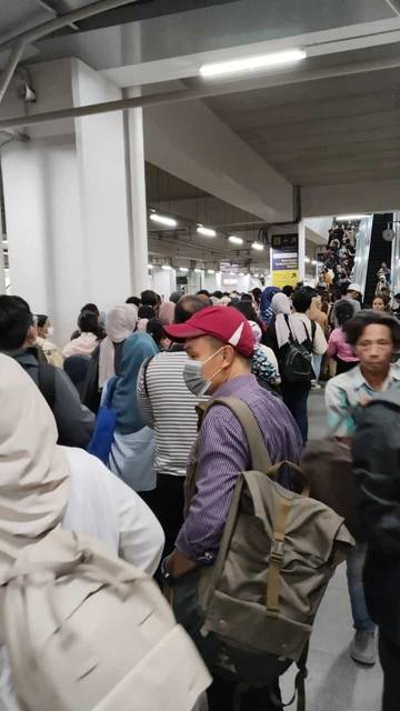 Stasiun Manggarai dipadati penumpang jelang Libur Mayday