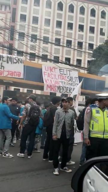 Aspirasi Kritik Mahasiswa UIN Jakarta melalui Unjuk Rasa Tentang Mahal nya Biaya Pendidikan