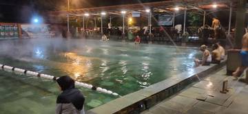Sensasi berendam air panas di malam hari
