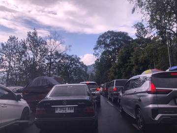 Polisi Berlakukan Sistem One Way Untuk Mengurai Kepadatan di Puncak