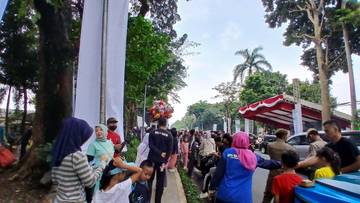 Masyarakat Mulai Memadati Panggung Helaran HJB ke 542