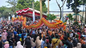 Liong Barongsai Menjadi Salah Satu Peserta Helaran Yang Di Tunggu Masyarakat Kota Bogor