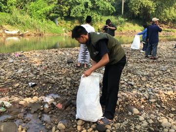 Antusias Warga Memungut Sampah di Sungai Ciliwung 
