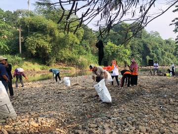 Tumpukan Sampah Dibersihkan Dari Sungai Ciliwung