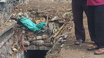 Selokan Ditumpuk Karung Tanah Oleh PKL Cisarua 