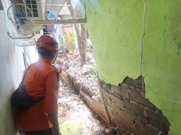 Banjir Lintasan Rendam Rumah Kayumanis, Tembok Sekolah Roboh