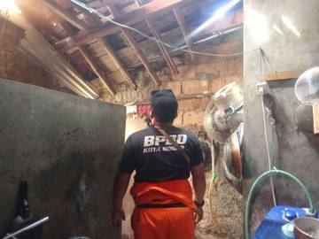 Atap Rumah di Cibadak Ambruk Diterpa Hujan Deras
