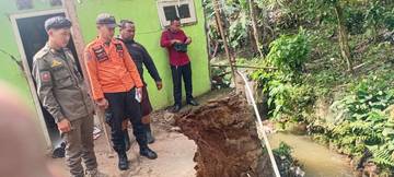Hujan Deras Malam Hari Rumah Warga Terancam Longsor