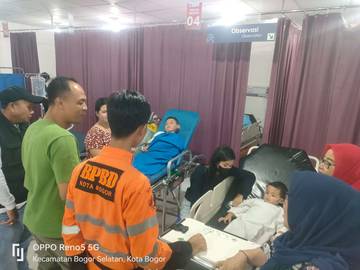 Proses Evakuasi Korban Longsor Bogor Selatan