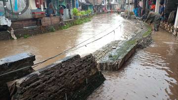 Tanggul Outlet Setu Cibereum Desa Rawapanjang Jebol