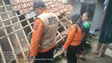 Atap dan Tembok Rumah Warga Bogor Utara Ambruk