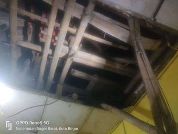 Atap Rumah Warga Sindangbarang Ambruk Diterjang Hujan