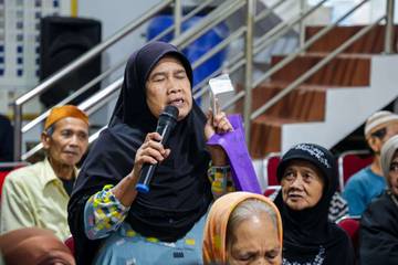 Lansia Mulyaharja Terima Bantuan Sembako dari Pemkot Bogor