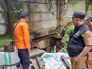 Longsor Delapan Meter Rusak Drainase Girangsari Bogor Selatan