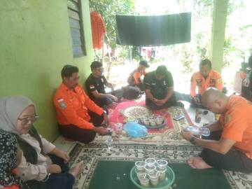 Petugas Gabungan Cari Lansia Hanyut di Kali Cipamingkis Jonggol