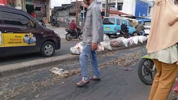  Limbah Ayam Potong Berserakan di jalan