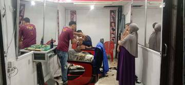 Pangkas Rambut Lembur Di Malam Takbiran