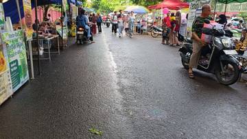 Kota Cirebon Hujan, Pasar Rakyat Bima Masih Ramai