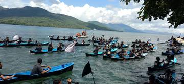 Ratusan  Perahu Motor Ambil Bagian Dalam Prosesi Laut Semana Santa 