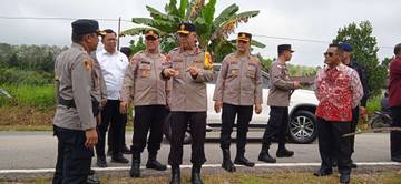 Waka Polda Kalbar Tinjau Arus Mudik di Entikong 