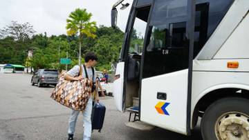 Kolaborasi Angkutan Darat Menghubungkan Dua Negara Serumpun