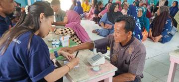 Kejari Sanggau Mengajak Masyarakat Desa Penyeladi Periksa Kesehatan