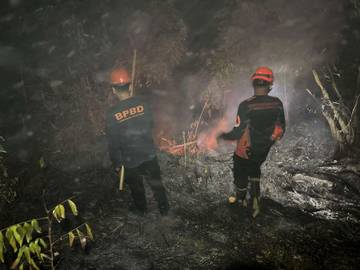 Tim Penanggulangan Karhutla Sanggau Padamkan Lahan Terbakar 