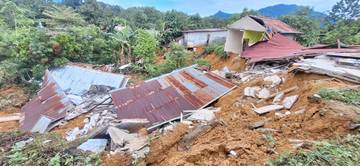 Longsor Ratakan Dua Rumah Warga Entikong