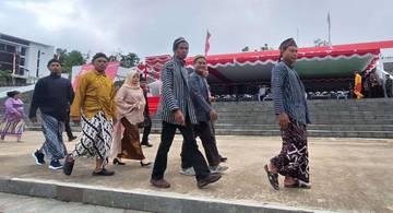 Pakaian Adat Warnai Upacara HUT ke-79 RI di Entikong