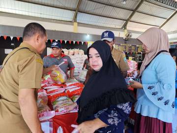 Kendalikan Inflasi, Pemkab Sanggau Gelar Operasi Pasar