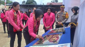 Bhayangkari Peduli Kalbar Baksos di Perbatasan