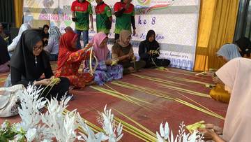 Lintas Usia di Sekayam Ikuti Lomba Menganyam Ketupat