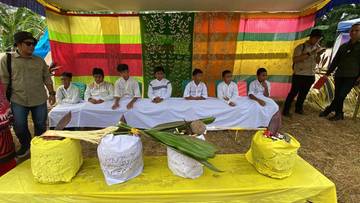 Prosesi Mandi Daun Sabang, Tradisi Masyarakat Sekayam
