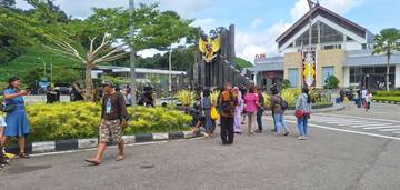 Tugu Garuda PLBN Entikong Ramai Dikunjungi Wisatawan
