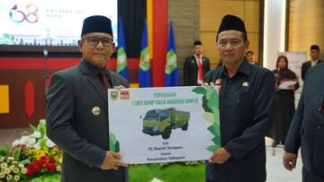 Bupati Sanggau Serahkan Dump Truck Pengangkut Sampah
