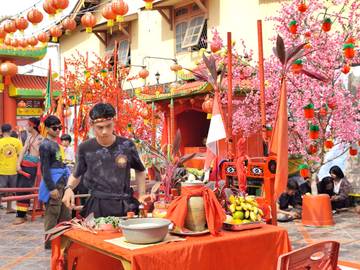 Sambut Cap Go Meh, Ritual Pembersihan Jalan Digelar Meriah