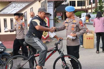Polres Sanggau Berbagi Takjil dengan Masyarakat