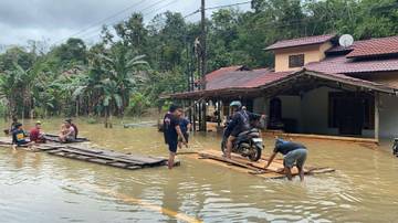 Banjir Rendam Jalan Lintas Negara di Beduai
