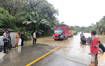 Banjir Rendam Jalan Nasional dan Pemukiman Warga Beduai