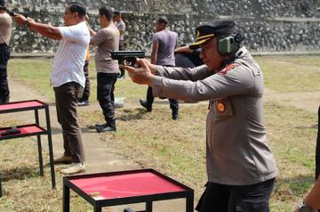 Perkuat Profesionalitas Personel, Polres Sanggau Gelar Latihan Menembak