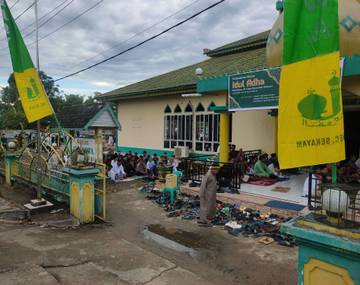 Umat Muslim Sekayam Ikuti Salat Idul Adha