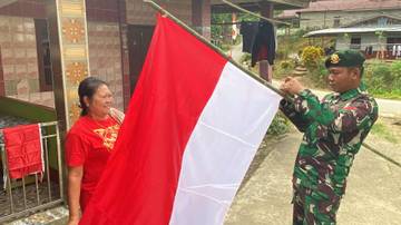 Satgas Pamtas Bagikan Bendera di Perbatasan Entikong