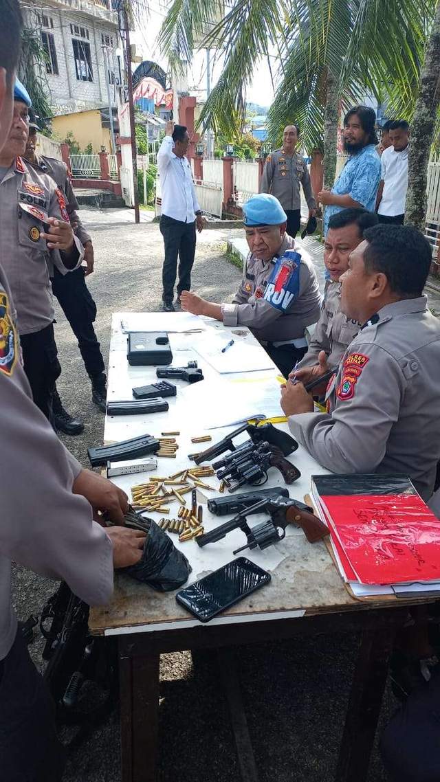 Waka Polres Fakfak Pimpin Pemeriksaan Senpi Personel Polres