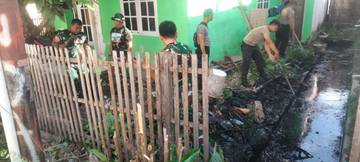 TNI dan Warga Bersihkan Selokan Cegah Demam Berdarah