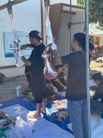 Masjid Al Walidain Bagikan Daging Kurban dan Beras