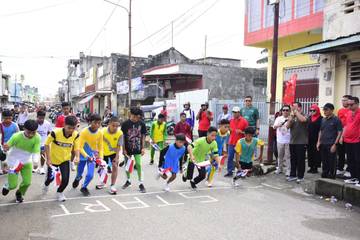 Anak usia Dini Antusias Mengikuti Lomba Lari Tradisional 