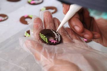 Warga Binaan Lapas Perempuan Dilatih Cara Membuat Kue