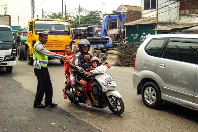 Potret Pengabdian Polri Mengawasi Keselamatan Masyarakat dari Hati
