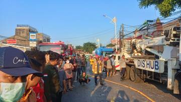 Proses Evakuasi Tabrakan Beruntun di Plumpang Semper