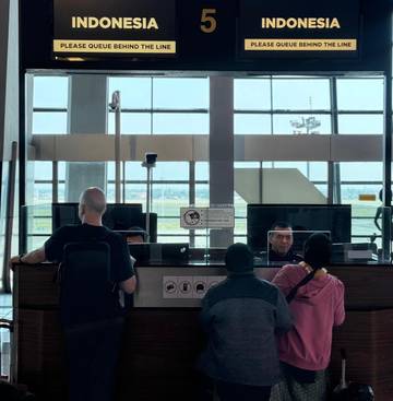 Dirjen Imigrasi Layani Masyarakat Secara Langsung di Bandara